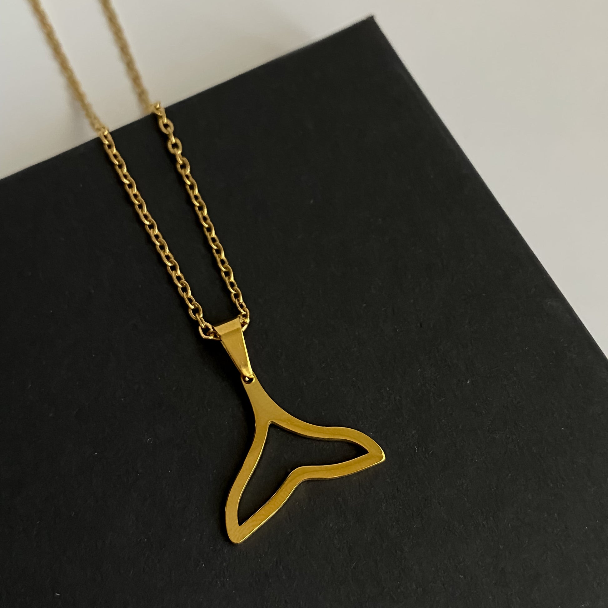 Mermaid tail classic design necklace